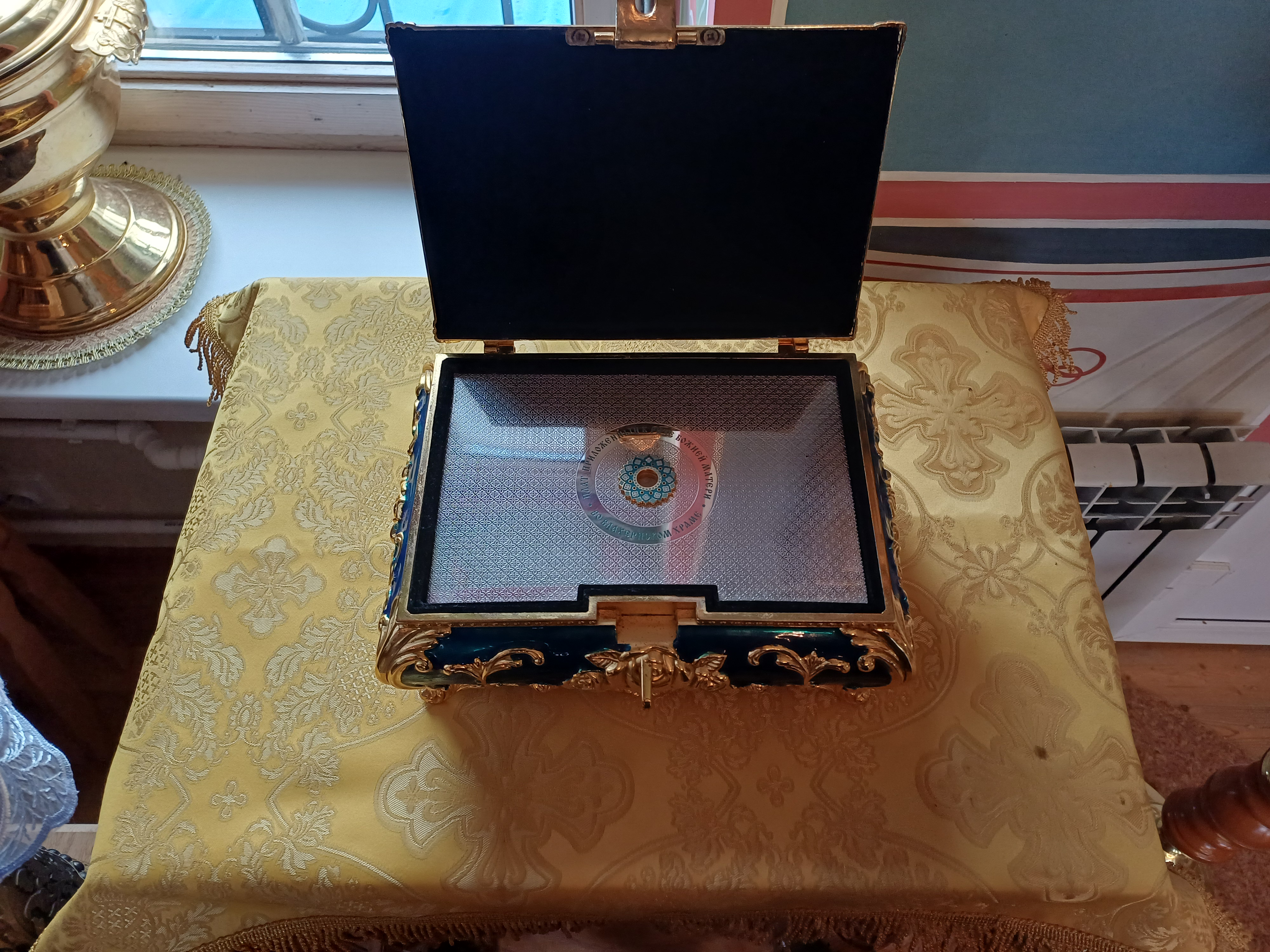 Частица плата, приложенного к Ризе Божией Матери